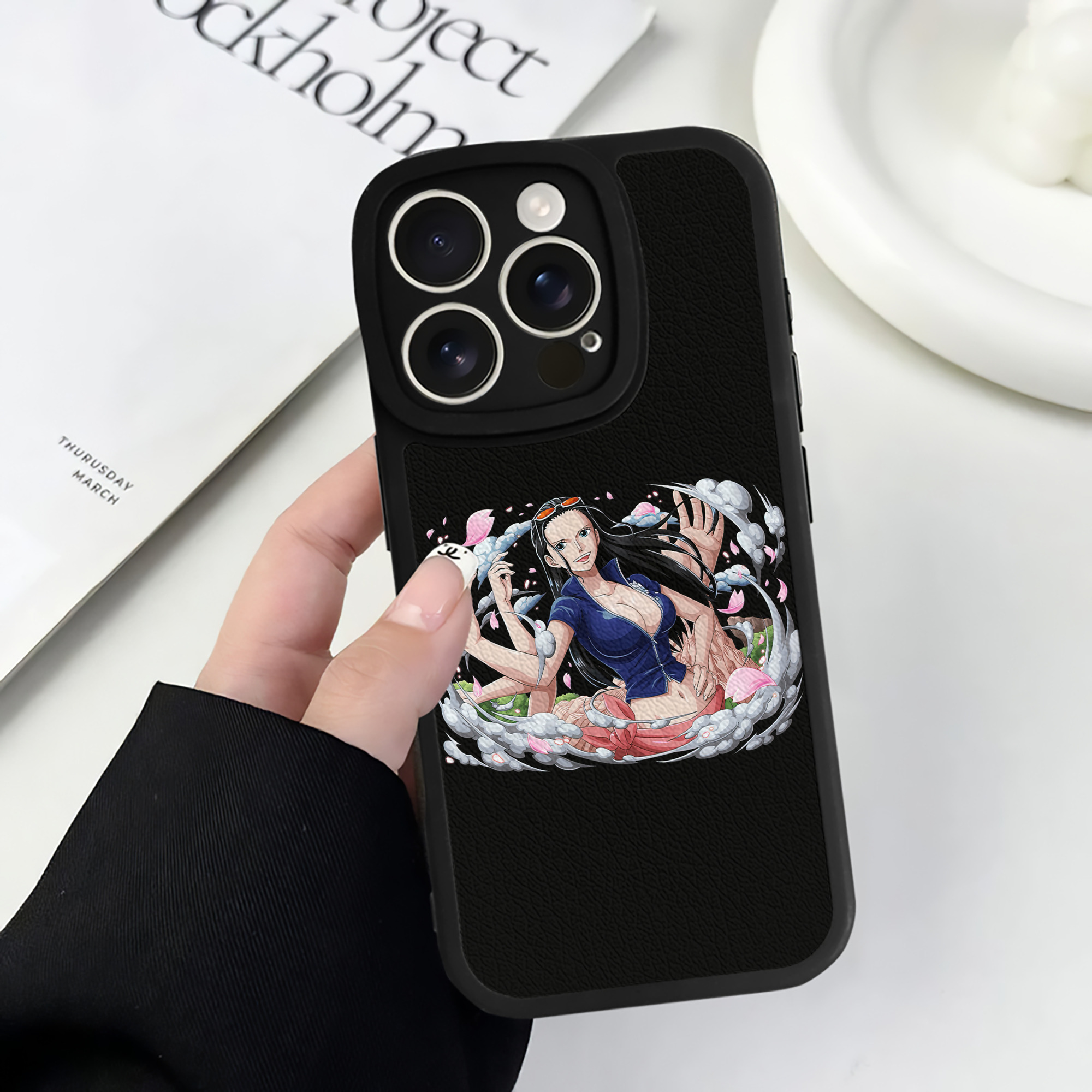 （画像用） ワンピース ニコ・ロビン ONE PIECE Nico Robin 【iPhone 16シリーズ対応】シリコンスマホケース（レザー調） 材質：シリコン